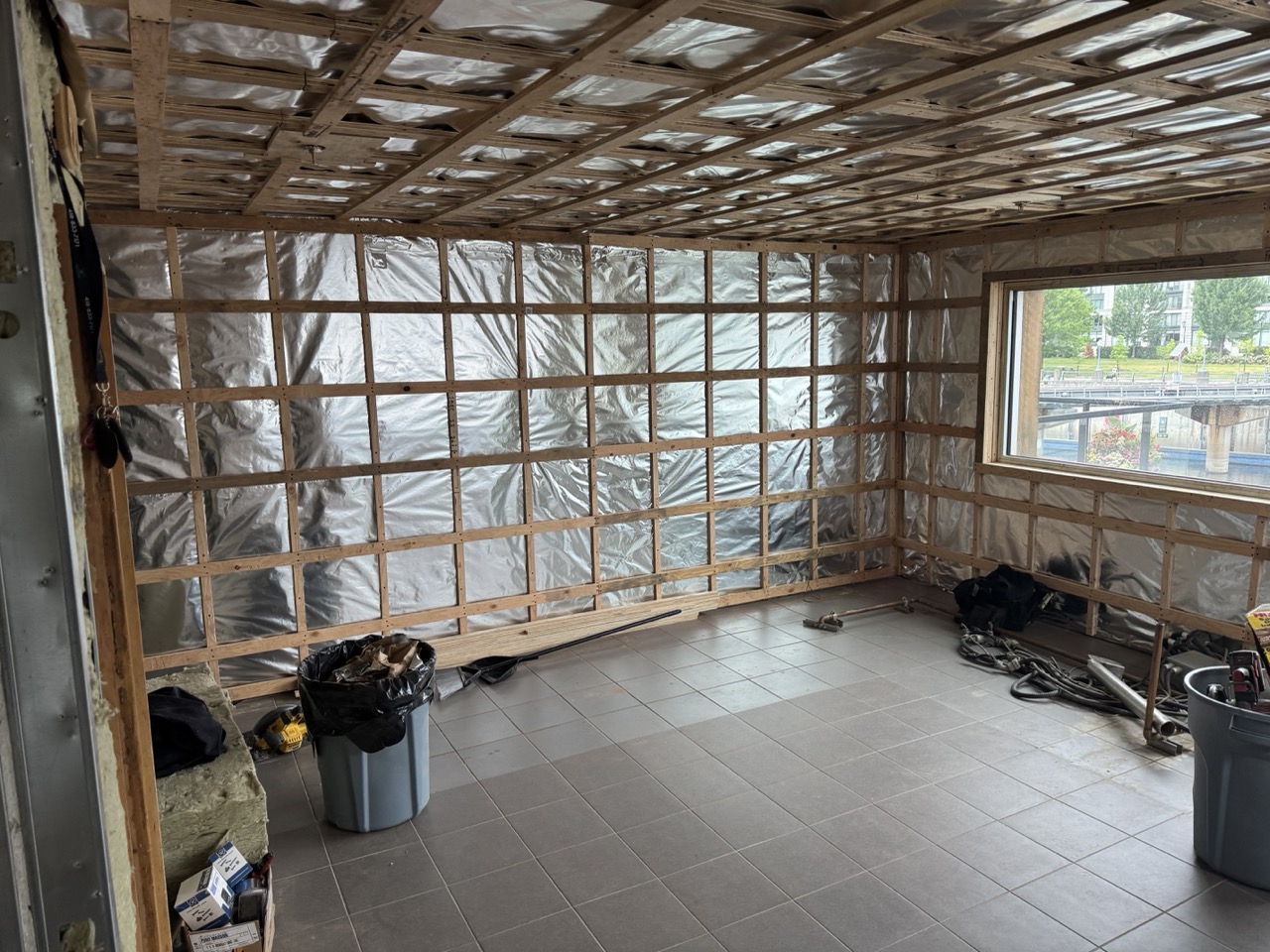 Sauna commercial – Bota Bota
Rénovation complète avec isolation performante, finitions bois haut de gamme et design noir mat avec éclairage LED.